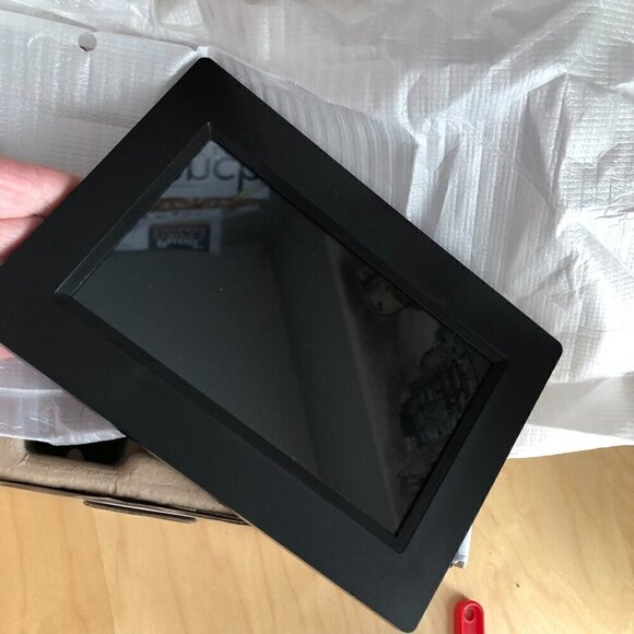 Aluratek 7" Wi-Fi Digital Touchscreen Photo Frame - NEW - Picture 5 of 7